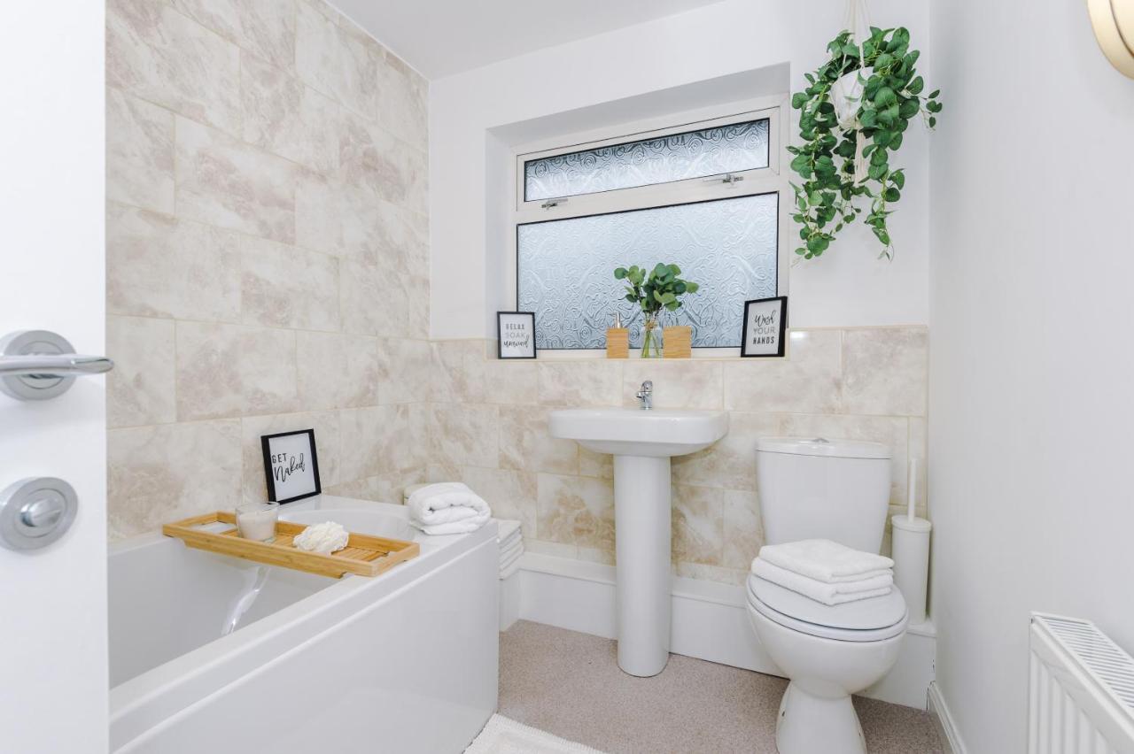 Welcoming 3 Bed Home, 10 Mins From Chester Races And Zoo Saughall ภายนอก รูปภาพ